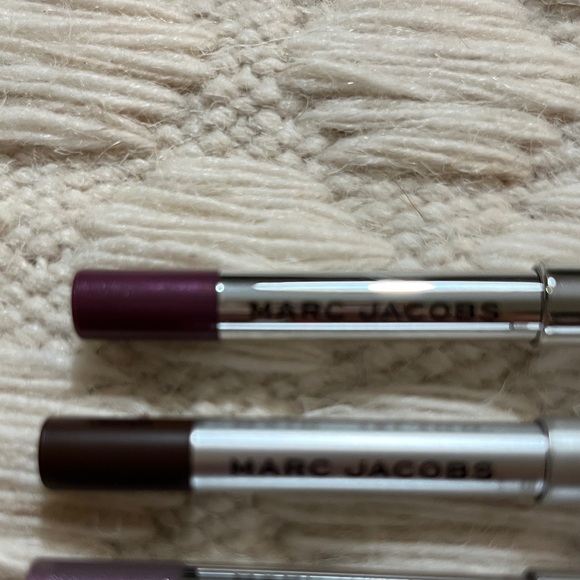 New Marc Jacobs Vibrant Red Circular Crossbody Bag with Lip & eye Liners - Picture 7 of 8